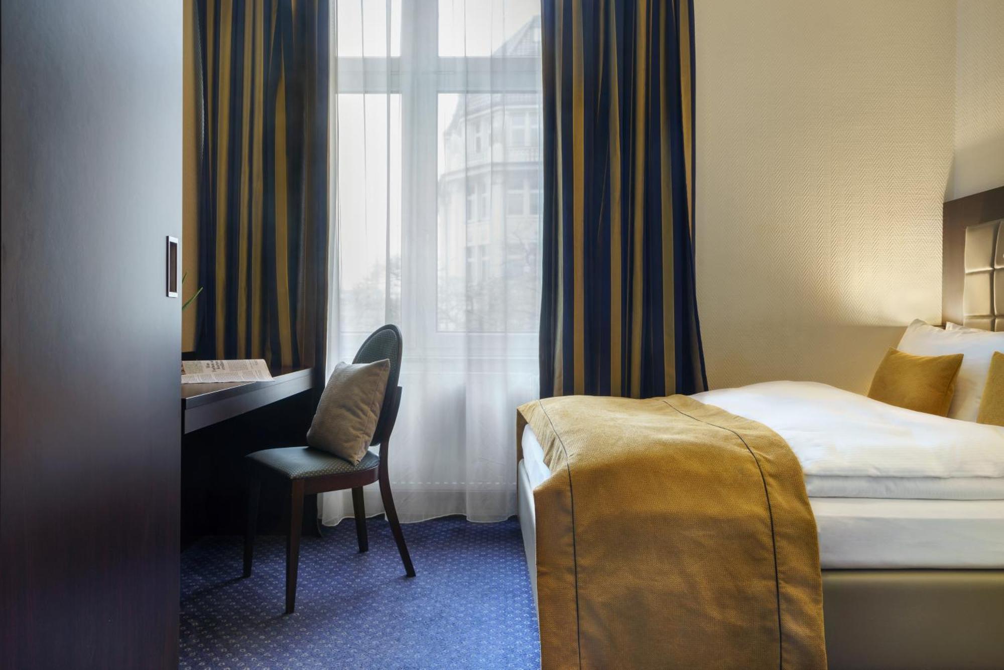 Small Double Room with Queen-size bed