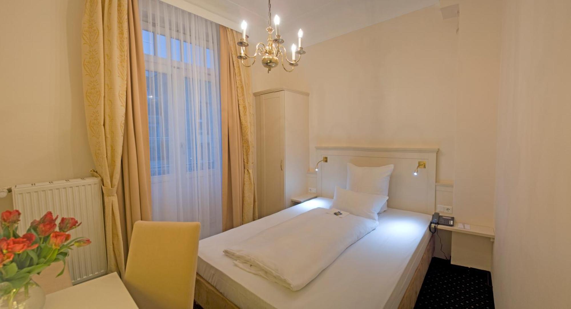 Standard Room Queen-size Bed