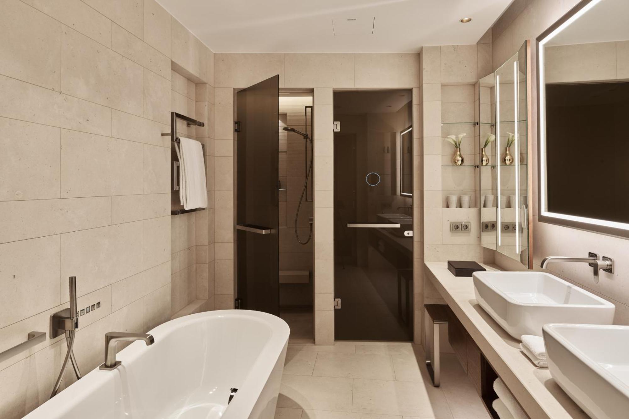 Executive Suite,1599686912:JPEG