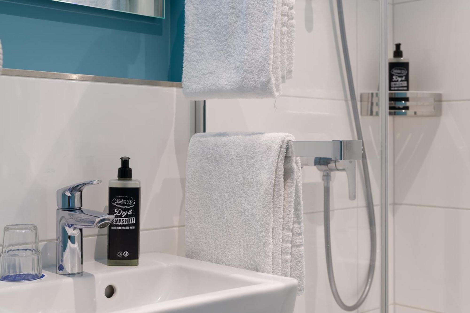 Small double room with private bathroom and toilet (3 adults),1670757515:JPEG