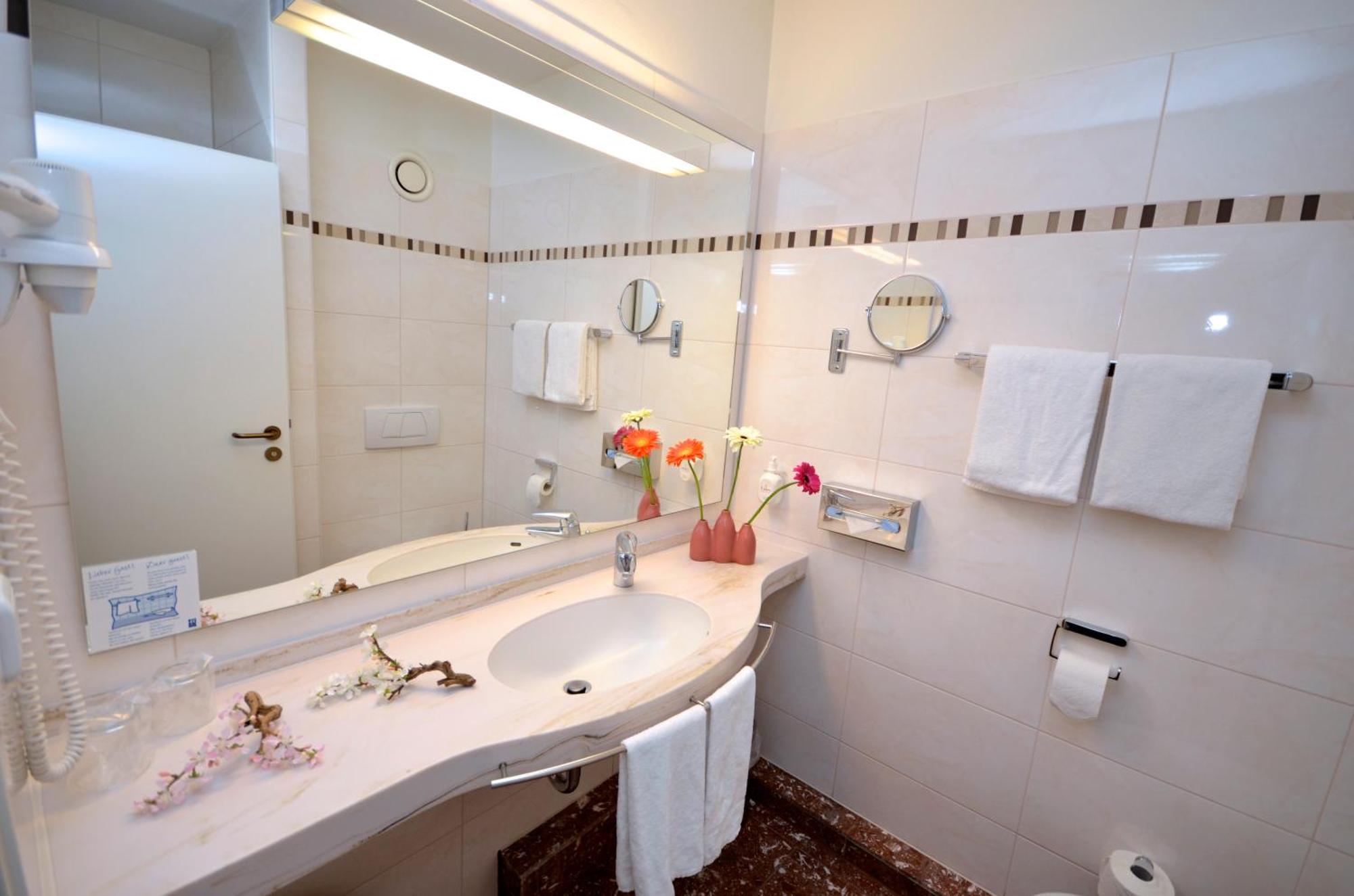 Family Room,1679561877:JPEG