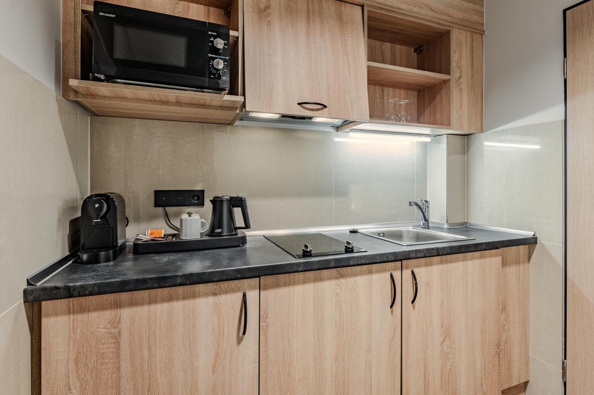 Deluxe Family Room Kitchen & Balcony