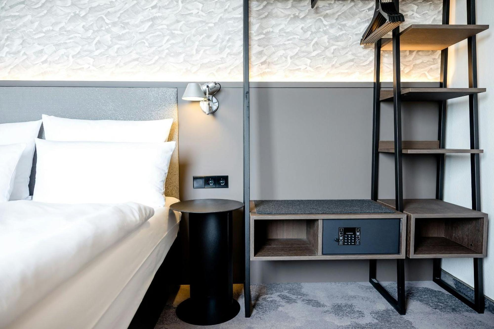 Room Queen Size Bed