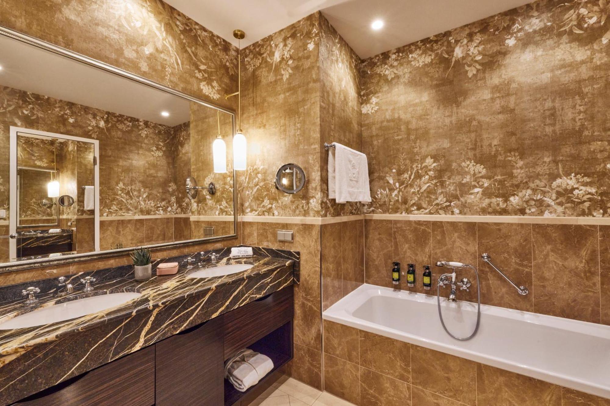One-Bedroom King Suite Balcony Lake View
