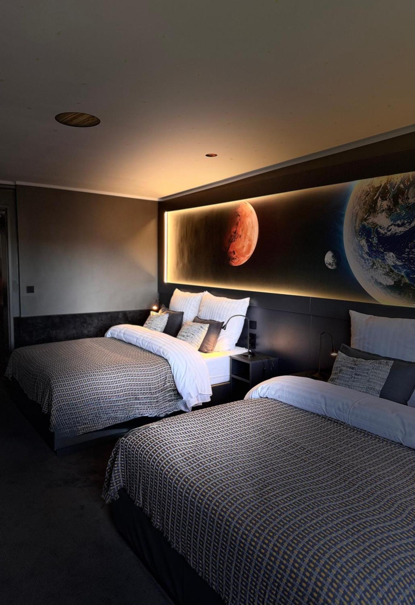 Cosmos 6-Bed Room