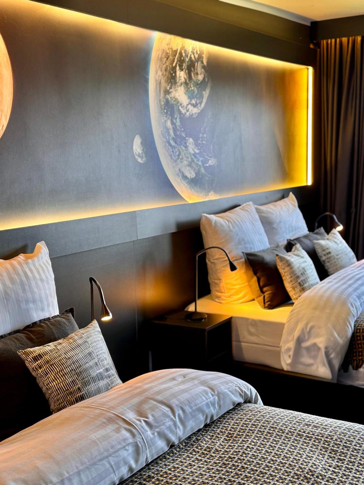 Cosmos 6-Bed Room