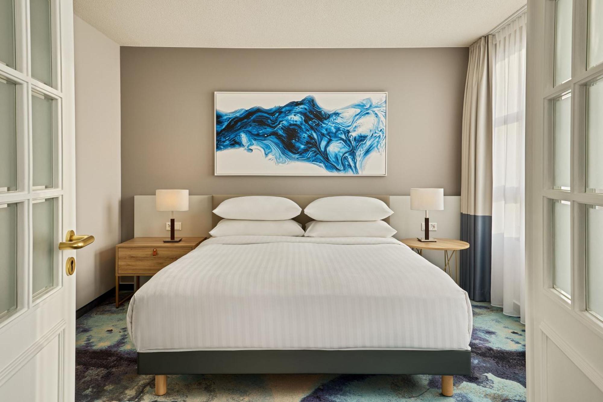 Junior Suite with King Bed and Sofa Bed - Lounge Access