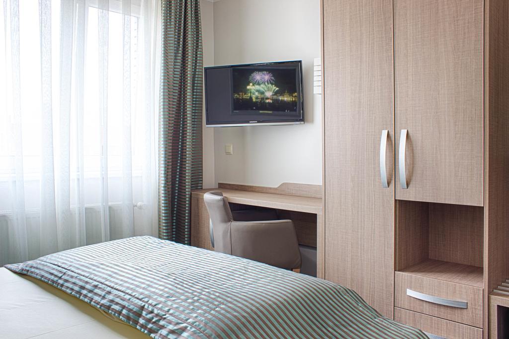 Single Room,632139507:JPEG