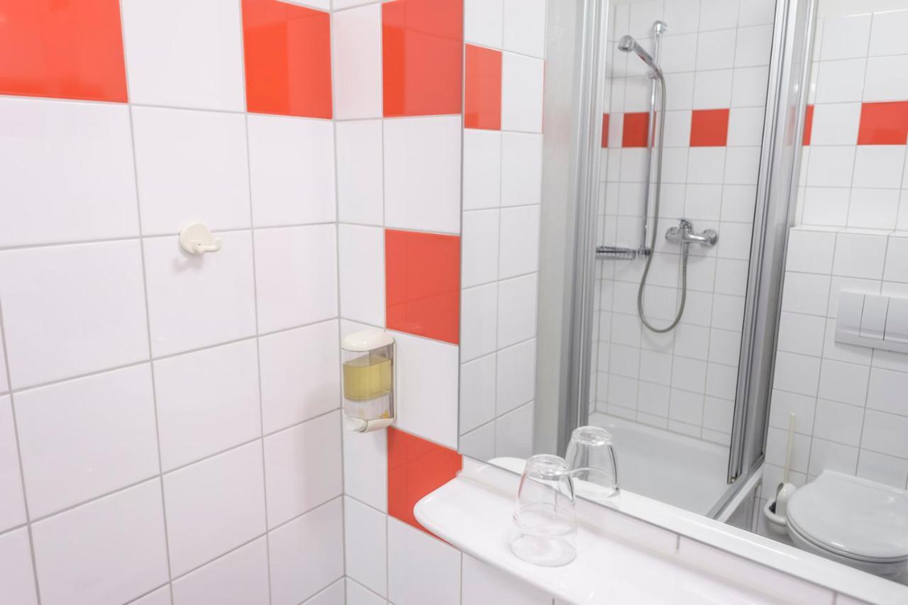 Single Room,961850293:JPEG